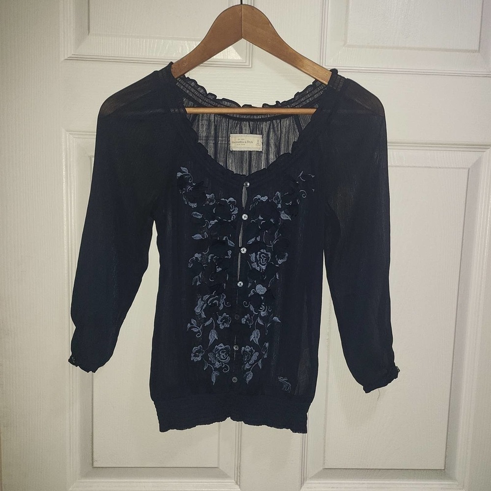 Abercrombie & Fitch Blue Floral Embellished Blouse Navy size XS #074